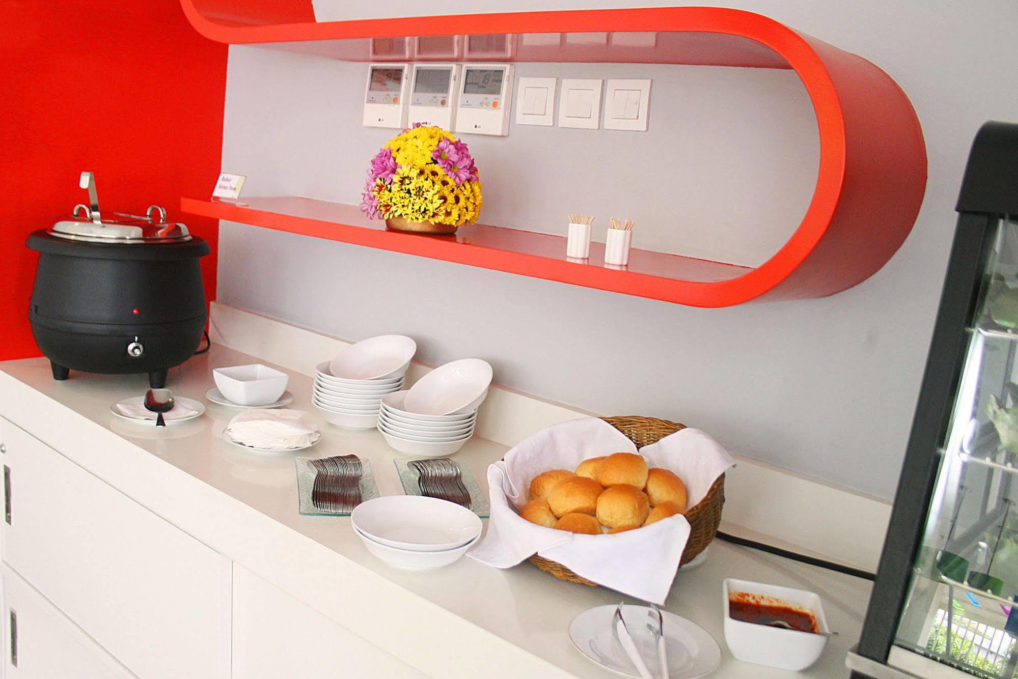 Pop! Hotel Kemang Джакарта Екстер'єр фото